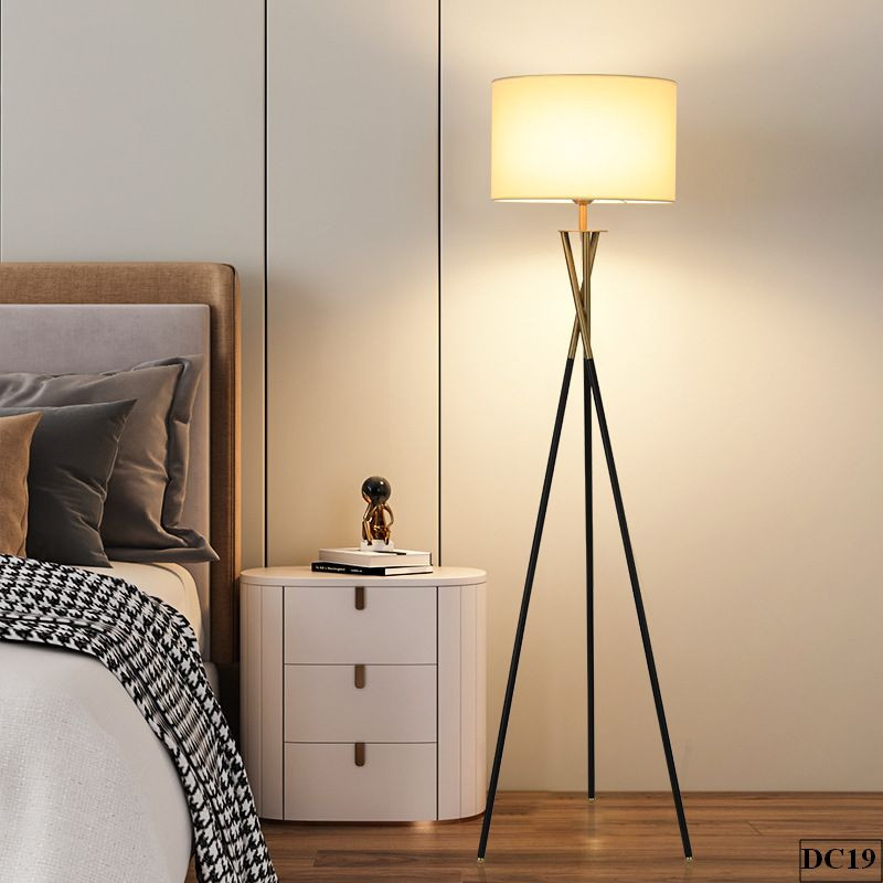 den-cay-phong-khach-3-chan-takai--dc19